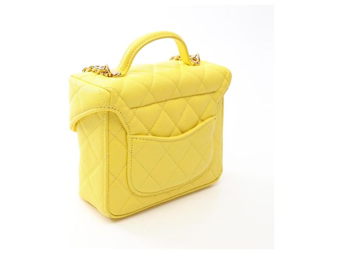 Picca borsa vanity Chanel Matelassé in giallo - vista 2