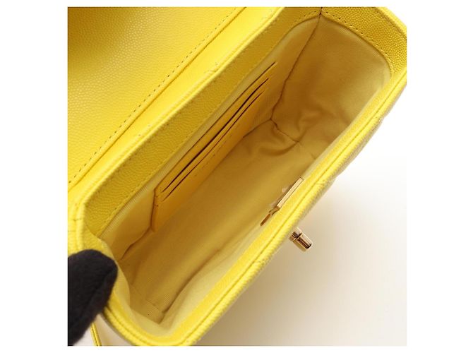 Picca borsa vanity Chanel Matelassé in giallo - vista 3
