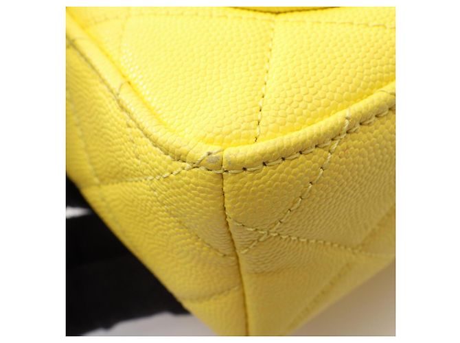 Picca borsa vanity Chanel Matelassé in giallo - vista 7