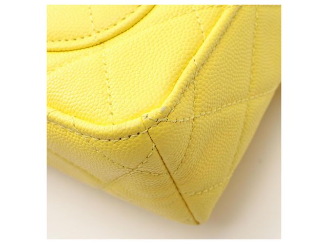 Picca borsa vanity Chanel Matelassé in giallo - vista 8