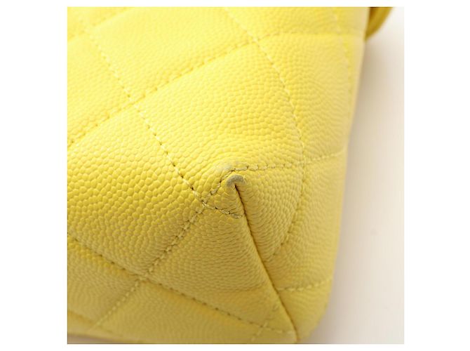Picca borsa vanity Chanel Matelassé in giallo - vista 9