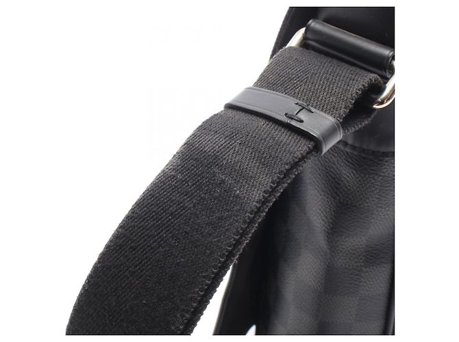 Borsa a tracolla Louis Vuitton District MM NM Damier Graphite Nero - vista 10