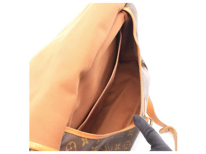 Borsa a tracolla Louis Vuitton Saumur 35 Monogram Marrone - vista 3