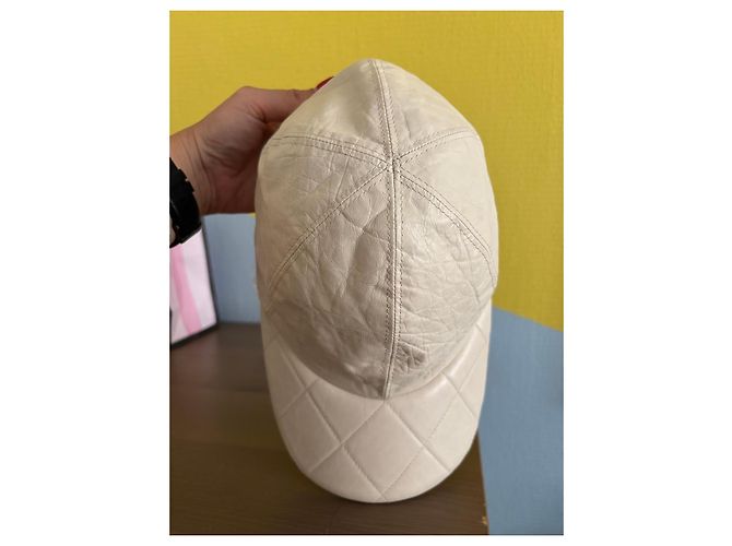 Chanel Cappellino in Pelle Matelassé Beige - vista 4