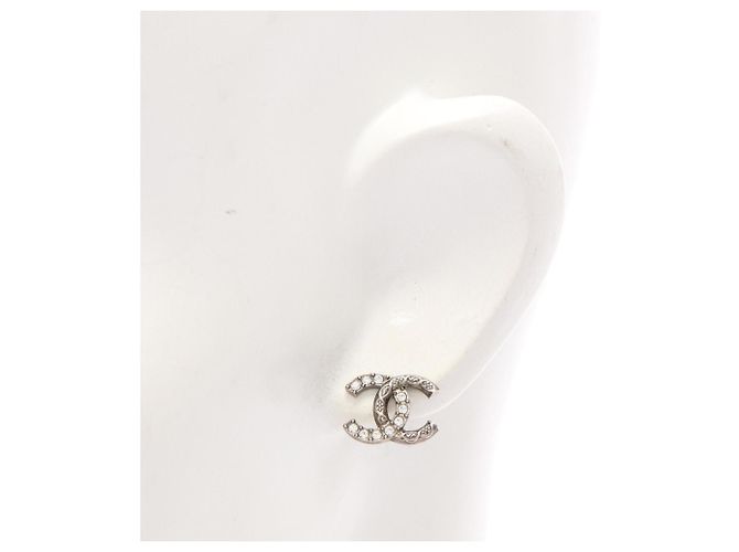 Pendientes de botón Chanel Coco Mark I24A Plata - vista 4