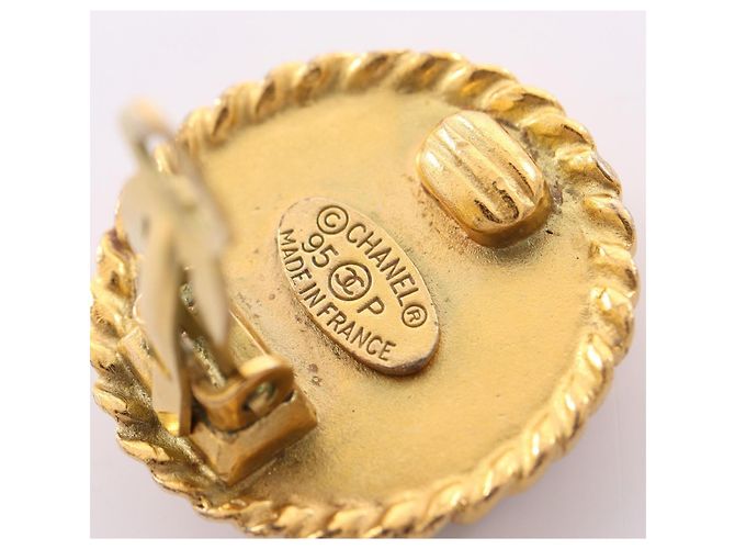 Orecchini a clip rotondi Chanel Coco Mark Nero D'oro - vista 3