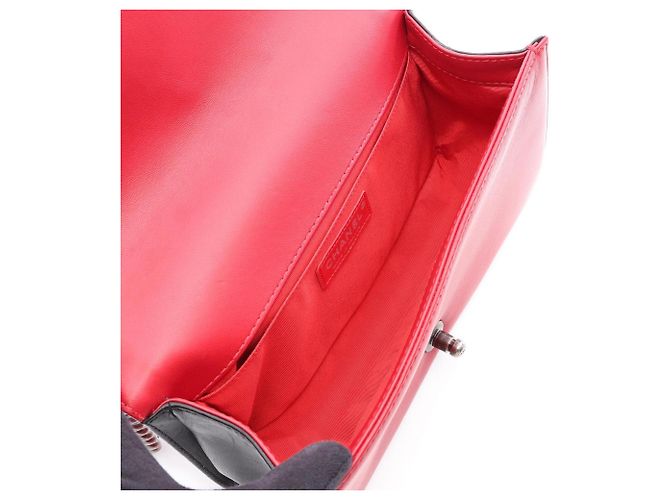 Borsa a tracolla Chanel Boy in pelle di agnello nera e rossa Nero Rosso - vista 3
