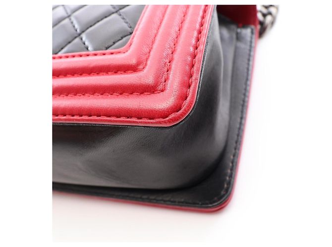 Borsa a tracolla Chanel Boy in pelle di agnello nera e rossa Nero Rosso - vista 7