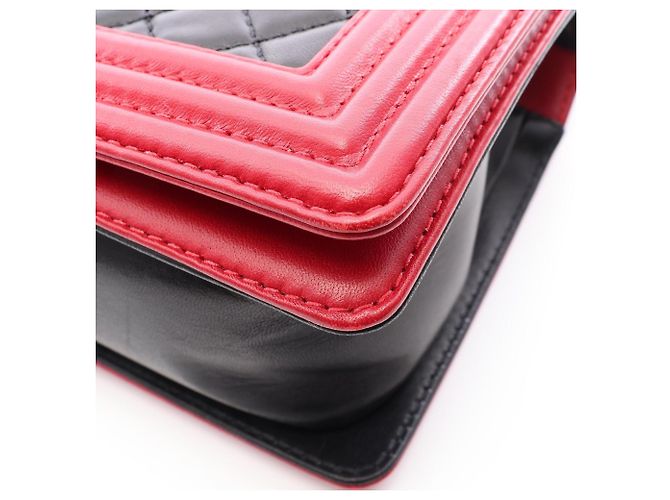 Borsa a tracolla Chanel Boy in pelle di agnello nera e rossa Nero Rosso - vista 8