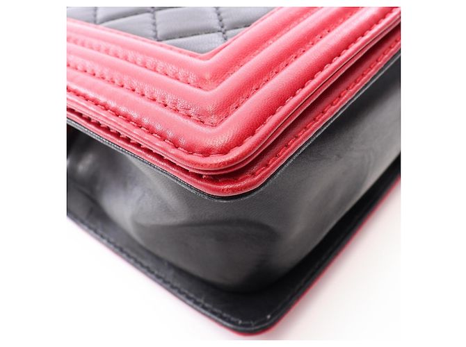 Borsa a tracolla Chanel Boy in pelle di agnello nera e rossa Nero Rosso - vista 9
