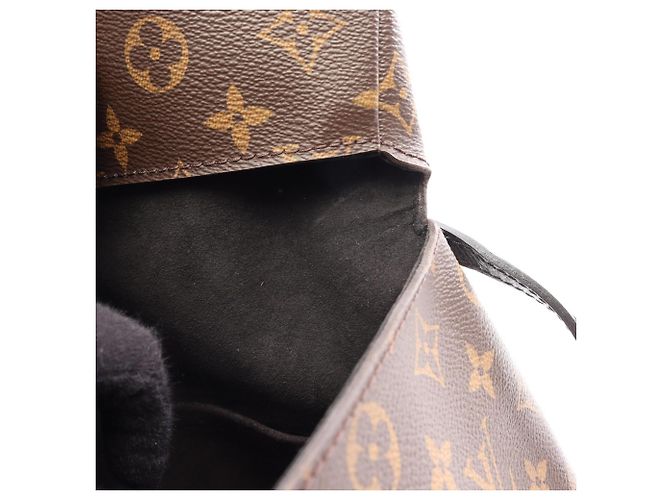 Louis Vuitton Sac Triangle PM Shoulder Bag Marrone Nero - vista 6