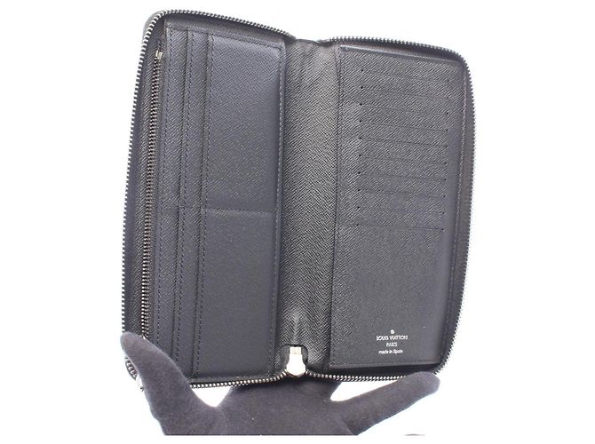 Louis Vuitton Zippy Wallet in Black - view 3
