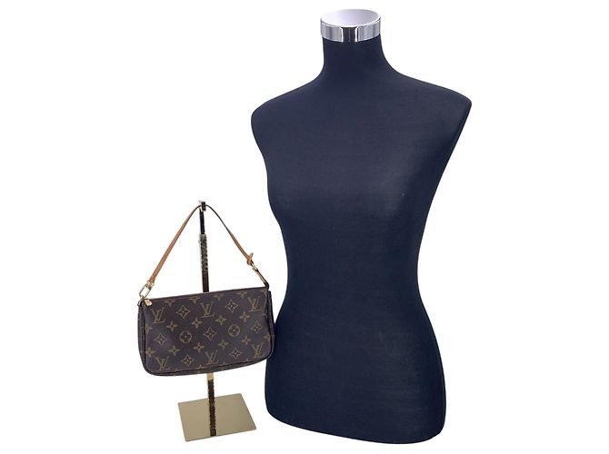 Louis Vuitton Bolsa Pochette Accessoires em Monogram Canvas Marrom - vista 2