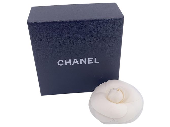 Timeless Chanel Spilla vintage a forma di fiore di camelia in tessuto bianco - vista 2