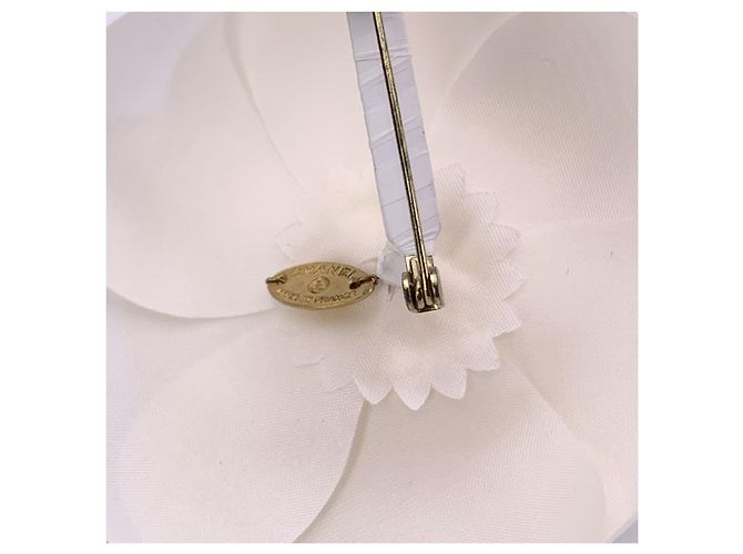 Timeless Chanel Spilla vintage a forma di fiore di camelia in tessuto bianco - vista 3