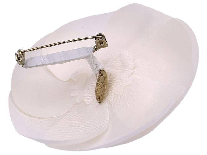 Timeless Chanel Spilla vintage a forma di fiore di camelia in tessuto bianco - vista 4