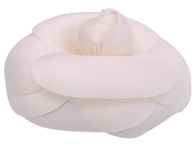 Timeless Chanel Spilla vintage a forma di fiore di camelia in tessuto bianco - vista 5