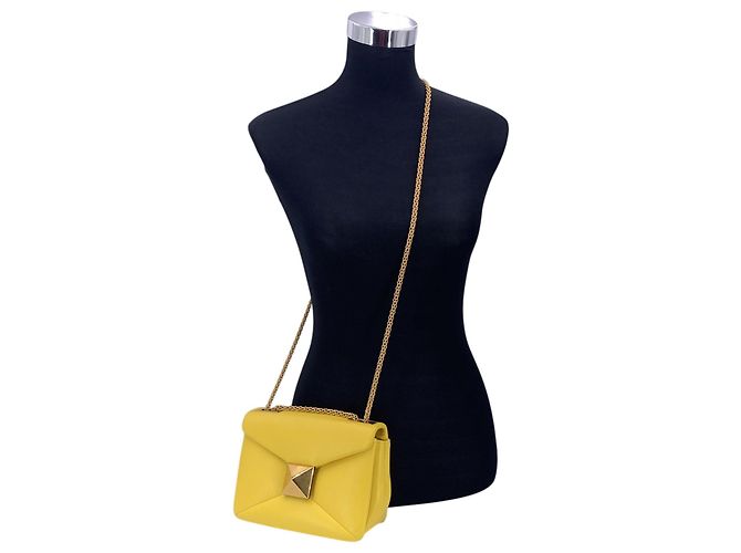 Borsa a tracolla media Valentino Garavani One Stud in pelle gialla Giallo - vista 2
