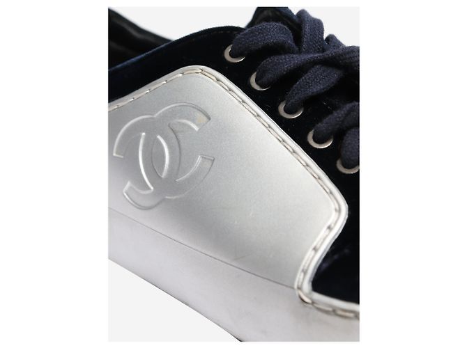 Chanel CC-Sneaker in Silber mit blauem Samtbesatz - size EU 37 - Ansicht 4