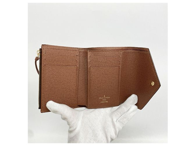 Louis Vuitton Cartera Tri-fold Monogram Victorine M62472 Castaño - vista 3