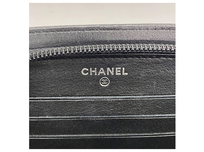 Portefeuille long bi-fold Chanel en cuir verni noir - vue 4