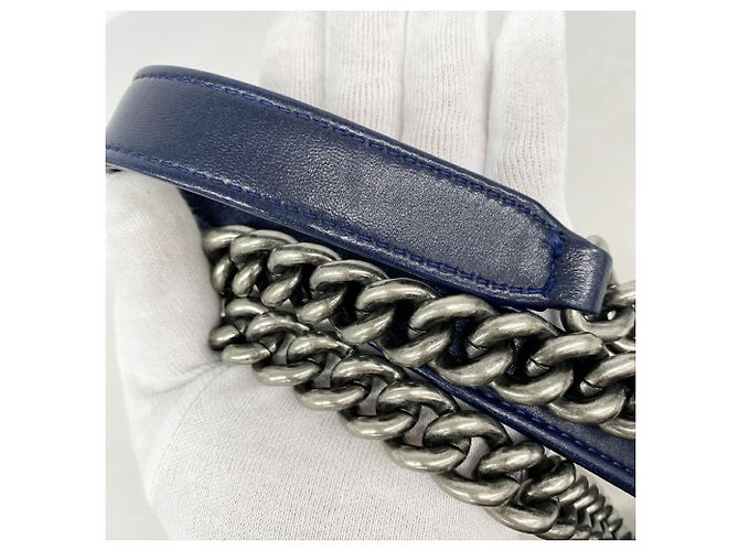 Borsa a tracolla Chanel Boy Chain in Navy Blu navy - vista 9