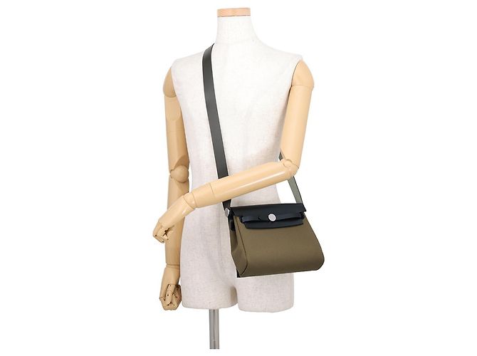Hermès Borsa a tracolla Hermes Kara Herbag Zip Mini Cachi Verde oliva Verde chiaro - vista 4