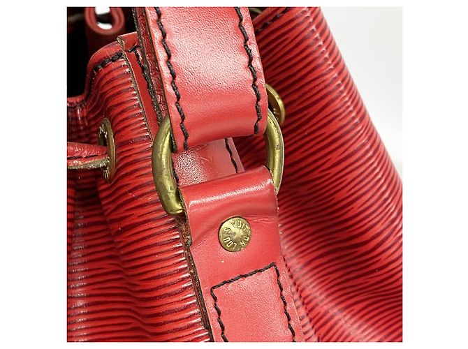 Noe Borsa a tracolla Louis Vuitton Epi Petit Noé Rosso - vista 8