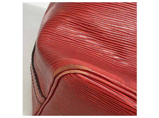 Noe Borsa a tracolla Louis Vuitton Epi Petit Noé Rosso - vista 6
