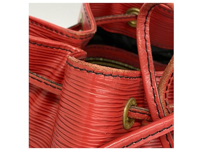 Noe Borsa a tracolla Louis Vuitton Epi Petit Noé Rosso - vista 7