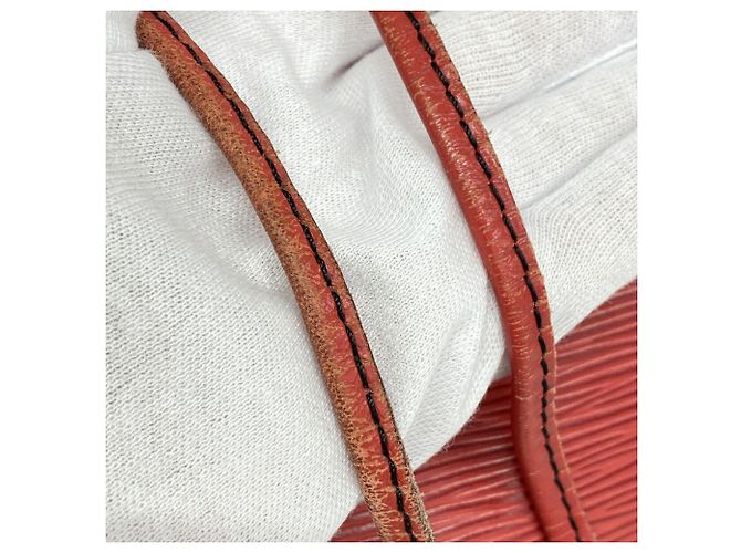 Noe Borsa a tracolla Louis Vuitton Epi Petit Noé Rosso - vista 8