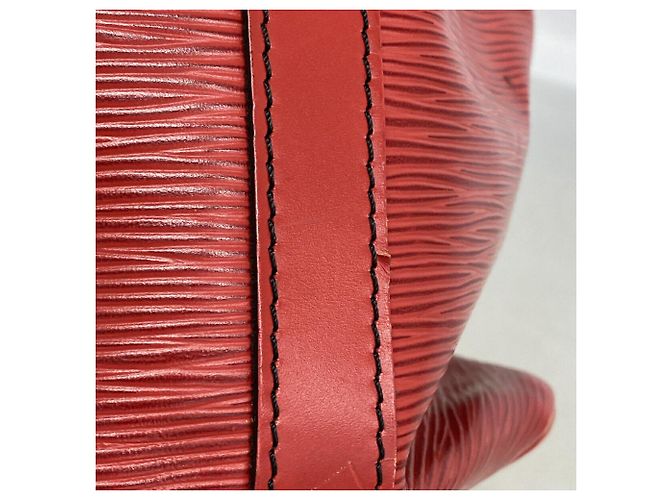 Noe Borsa a tracolla Louis Vuitton Epi Petit Noé Rosso - vista 9