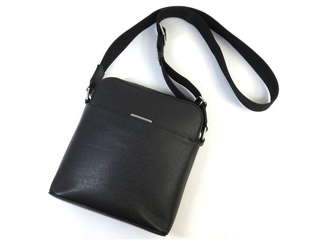 Borsa a tracolla Louis Vuitton Taiga Anton Pochette Nero - vista 10