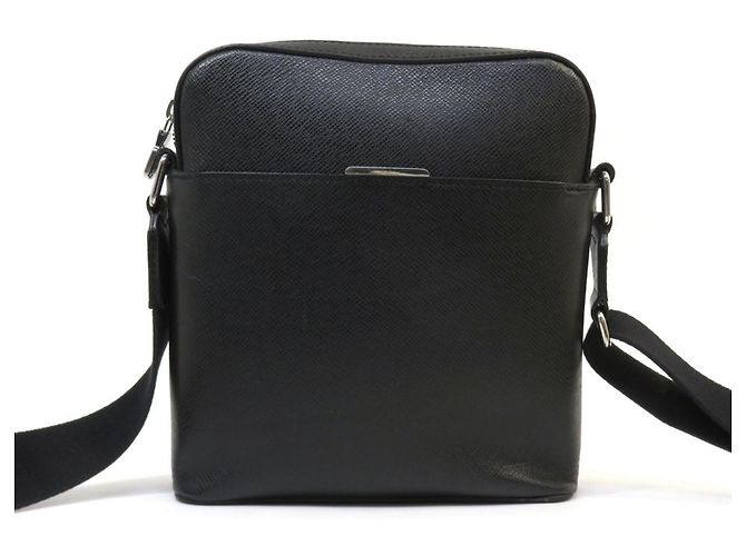 Borsa a tracolla Louis Vuitton Taiga Anton Pochette Nero - vista 2