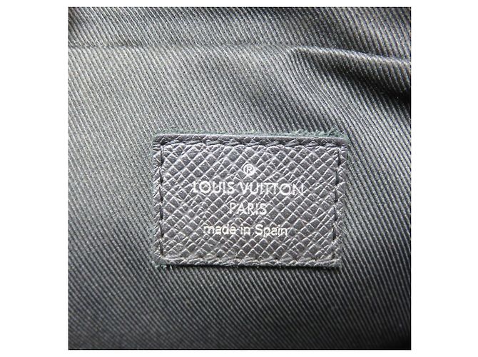 Borsa a tracolla Louis Vuitton Taiga Anton Pochette Nero - vista 8