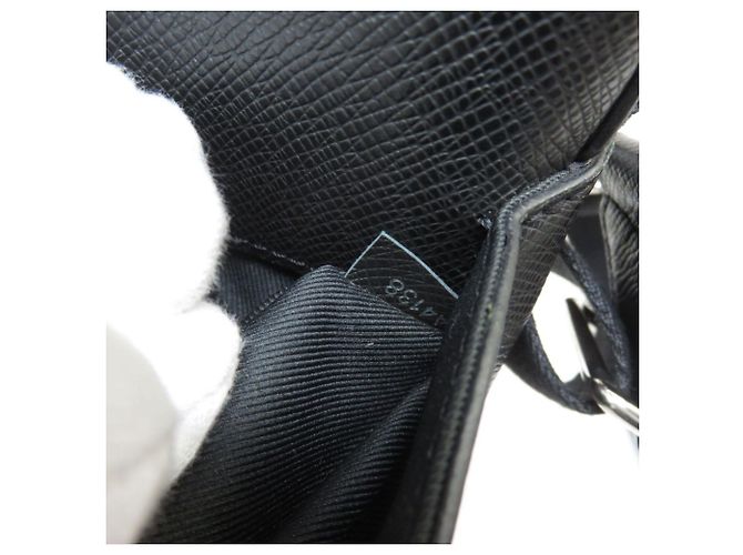 Borsa a tracolla Louis Vuitton Taiga Anton Pochette Nero - vista 9