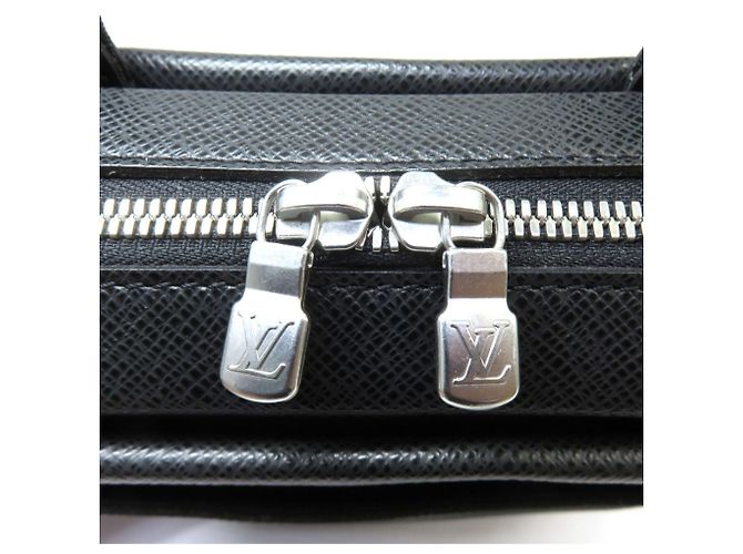 Borsa a tracolla LOUIS VUITTON Taiga Sayan Grigio - vista 7