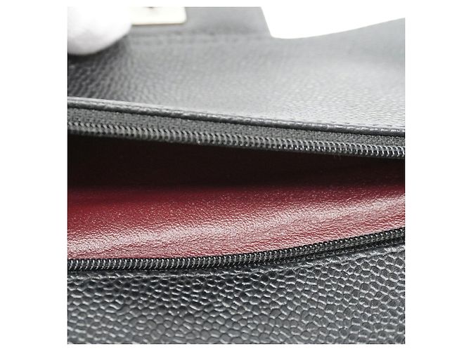 Chanel Schultertasche aus schwarzem genarbtem Kalbsleder - Ansicht 11