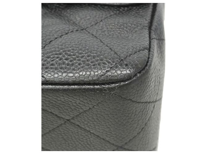 Chanel Schultertasche aus schwarzem genarbtem Kalbsleder - Ansicht 6