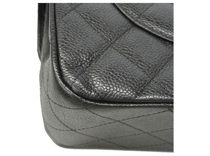 Chanel Schultertasche aus schwarzem genarbtem Kalbsleder - Ansicht 7
