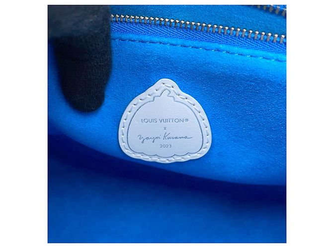 Borsa Louis Vuitton Monogram Empreinte LV x YK OnTheGo PM Bianco Blu - vista 12
