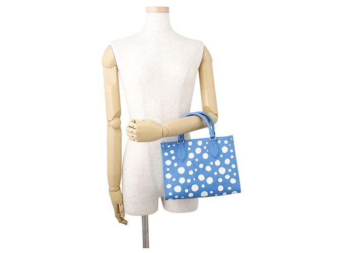 Borsa Louis Vuitton Monogram Empreinte LV x YK OnTheGo PM Bianco Blu - vista 4