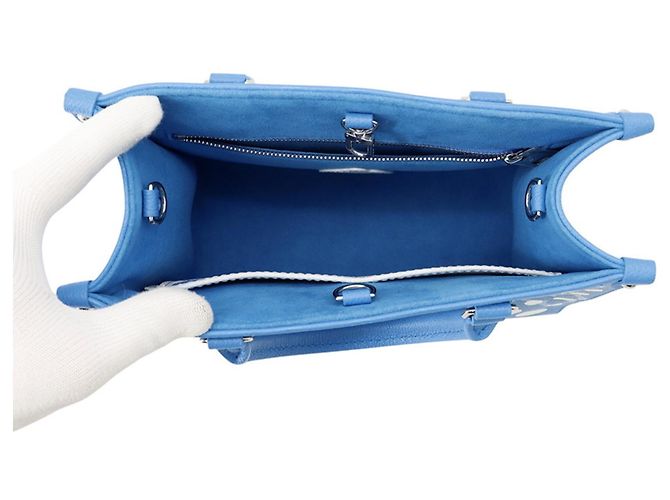 Borsa Louis Vuitton Monogram Empreinte LV x YK OnTheGo PM Bianco Blu - vista 6