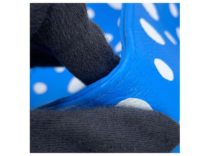 Borsa Louis Vuitton Monogram Empreinte LV x YK OnTheGo PM Bianco Blu - vista 7