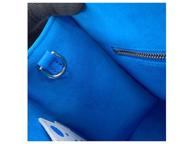 Borsa Louis Vuitton Monogram Empreinte LV x YK OnTheGo PM Bianco Blu - vista 8