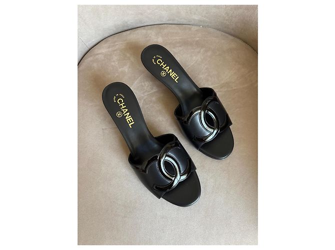 Chanel Sandali CC con Tacco in Pelle Nera Nero - vista 2