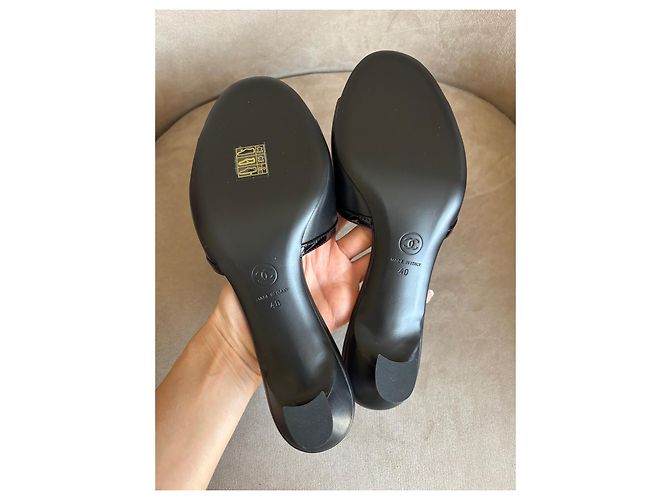 Chanel Sandali CC con Tacco in Pelle Nera Nero - vista 6