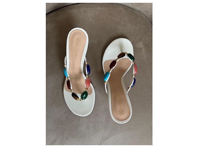 Sandálias Gianvito Rossi em pele branca com pedras coloridas Branco Multicor - vista 2