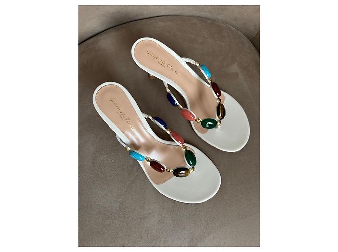 Sandálias Gianvito Rossi em pele branca com pedras coloridas Branco Multicor - vista 4