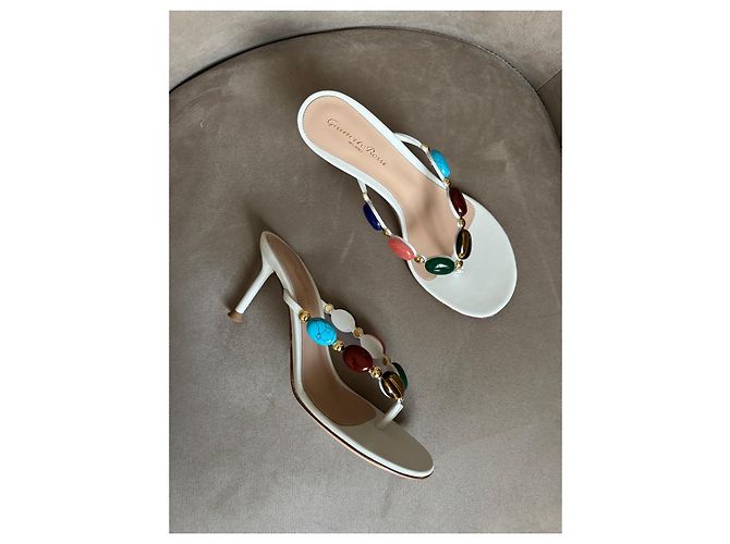Sandálias Gianvito Rossi em pele branca com pedras coloridas Branco Multicor - vista 5